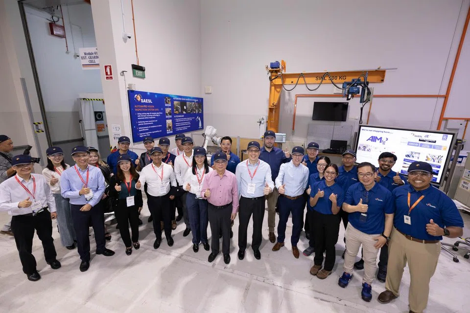 Para tetamu dalam lawatan di sekitar kemudahan di Loyang.