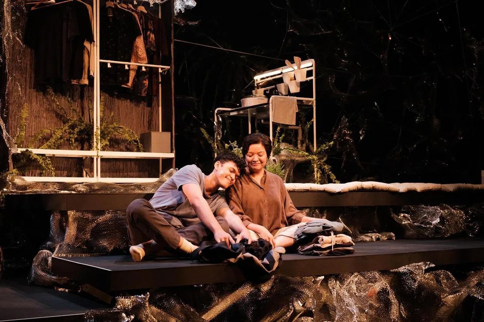 KUPAS ISU SENSITIF: Watak Adam (kiri) yang dihantar pulang ke Singapura untuk menjalani perkhidmatan negara dan proses berkhatan bersama ibunya, Siti, yang menghidapi penyakit demensia. 