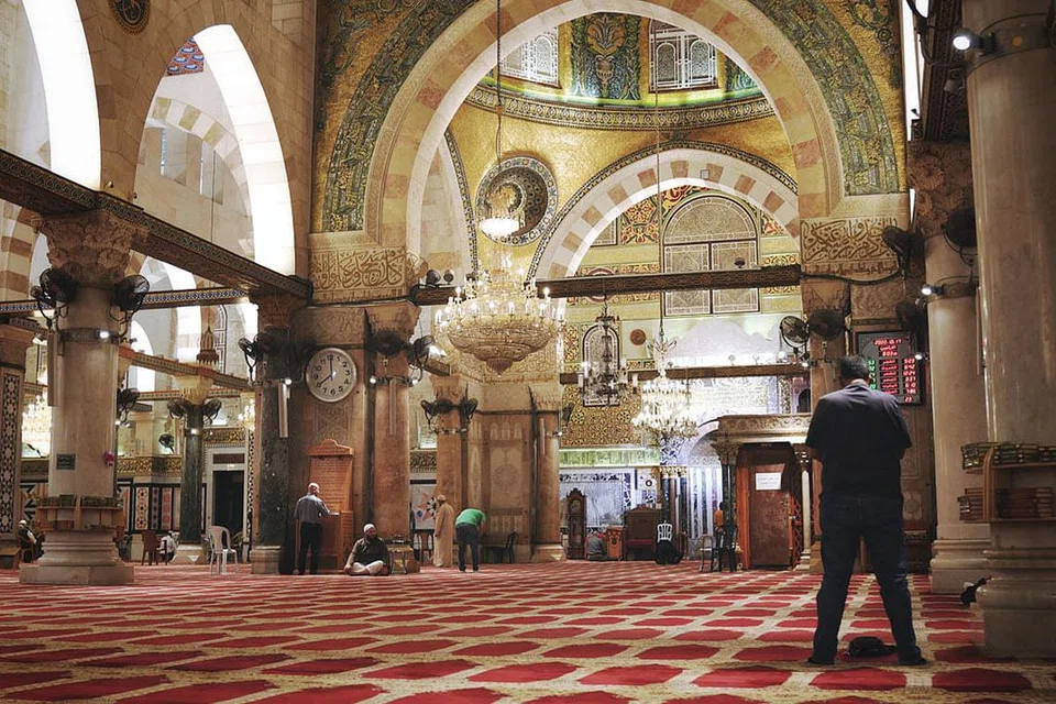 SUASANA MASJID: Jemaah kelihatan mendirikan solat di dalam Masjid Al-Aqsa. - Foto BH oleh HARITH MUSTAFFA 