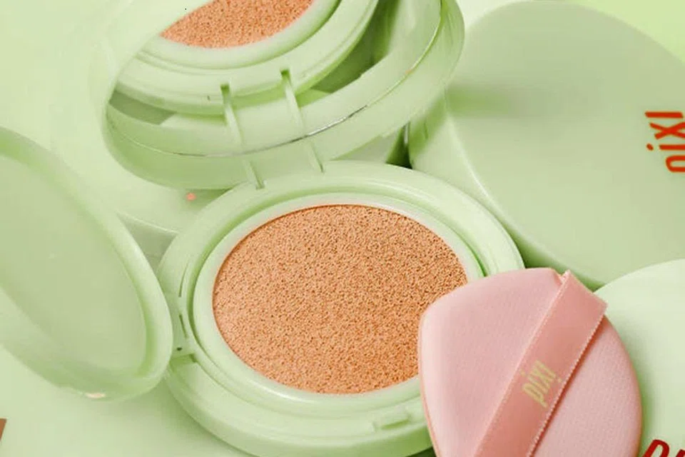 Bedak asas ‘Glow Tint Cushion’ oleh Pixi Beauty dapat mencerahkan dan meratakan tona kulit, serta boleh dipadankan dengan semua warna kulit.