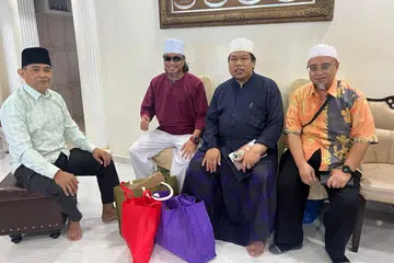 Ustaz Mohamed Yazid Yunos (dua dari kanan), salah seorang penerima di bawah Skim Bantuan Kewangan Asatizah Pergas, bersama asatizah sukarelawan, Ustaz Mohammad Bahrul-Ulum Buang (dua dari kiri), Ustaz Mohd Jakfar Embek (paling kanan) dan Ustaz Akhmudi Sarkiman dalam program Asatizah Turun Padang. Foto ini dirakam pada 30 Mac. 