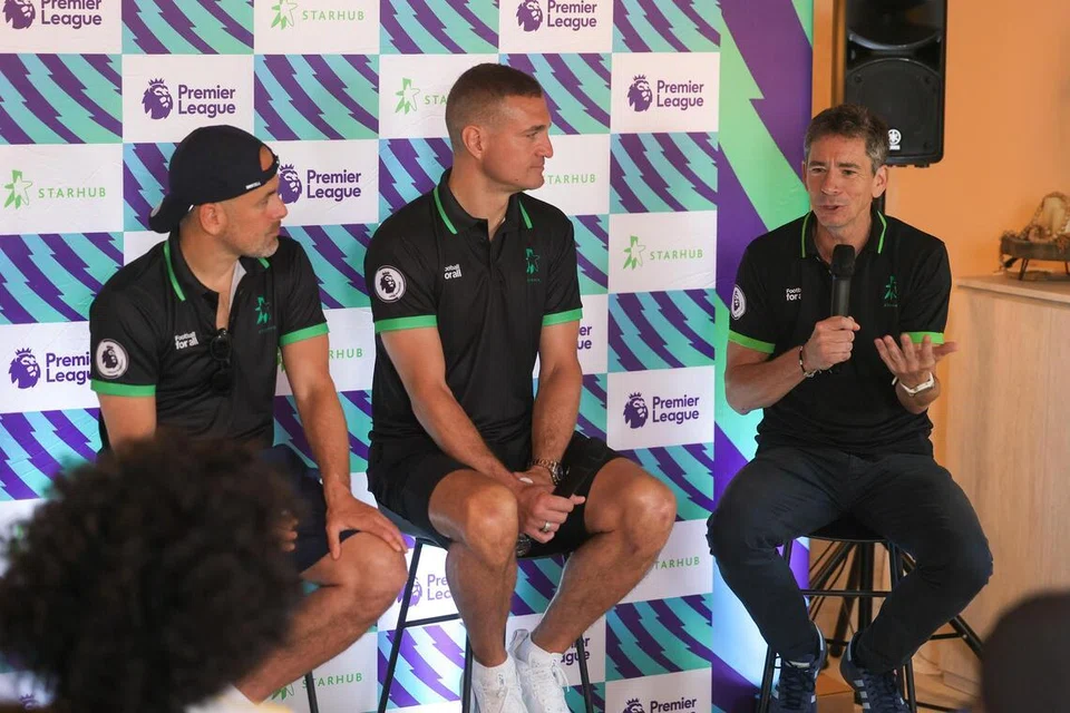 Starhub mengumumkan mereka akan lakukan pas langganan tahunan baru untuk Liga Perdana England (EPL) bagi musim 2026/27. (Dari kanan) Naib presiden hiburan StarHub, Yann Courqueux, mengumumkan perkara tersebut semasa sidang media bersama bekas pemain EPL, Nemanja Vidic (tengah) dan Joe Cole.