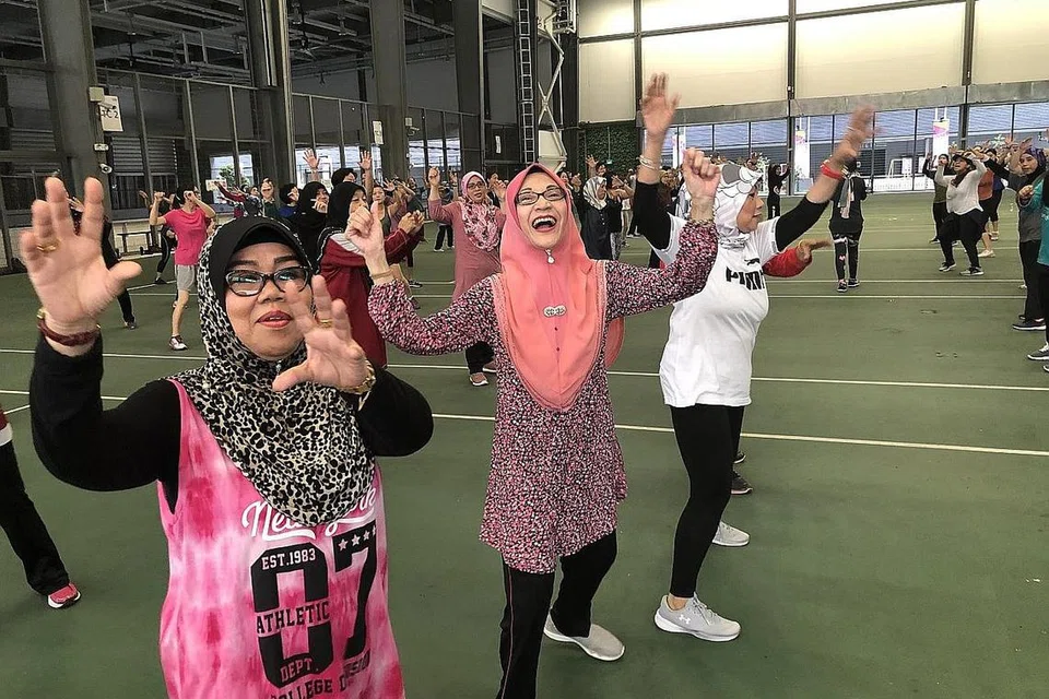 SENAMAN PERTINGKAT KESIHATAN: Mengamalkan senaman akan membolehkan seseorang itu menjadi lebih sihat, cerdas minda dan dapat meningkatkan kesihatan pada keseluruhannya. Gambar ini diambil tahun lalu. - Foto fail