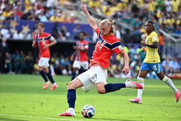 Penyerang Norway, Erling Haaland, melepaskan rembatan untuk menjaringkan gol kedua pasukannya ketika menentang Brazil pada aksi pusingan 16 terakhir Piala Dunia 2026 di Stadium New York New Jersey, Amerika Syarikat, pada 5 Julai.