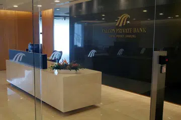 LESEN DITARIK: Ruang menyambut tamu pejabat cawangan Falcon Private Bank di Singapura didapati kosong semalam selepas MAS mengarahkan bank itu menghentikan operasinya di negara ini. - Foto REUTERS
