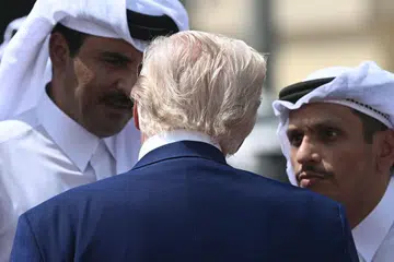 Emir Qatar, Sheikh Tamim bin Hamad al-Thani (kiri) dan Perdana Menteri merangkap Menteri Luar Negeri, Sheikh Mohammed bin Abdulrahman Al-Thani berbual dengan Presiden Amerika Syarikat, Donald Trump sebelum keberangkatan beliau pada penghujung lawatan ke Qatar, di Pangkalan Udara Al-Udeid, barat daya Doha, pada 15 Mei 2025. 