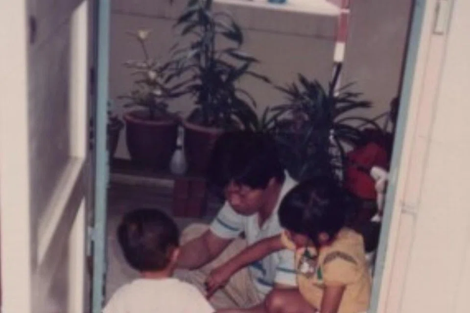 Cik Suzanna Seng ketika beliau 4 tahun, bersama adiknya, sambil membantu ayah mereka mengecat pintu rumah. Gambar ini dipetik pada tahun 1988. Menurut Cik Suzanna, ayah mereka tidak pernah menghalang beliau untuk mempelajari apa perkara pun. 