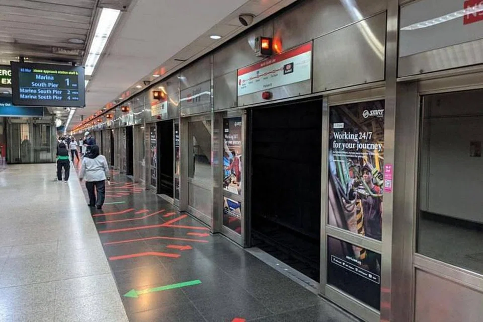 Pintu skrin platform di bahagian stesen MRT Braddell yang menuju ke selatan kekal terbuka selama lebih 90 minit pada 3 Mac