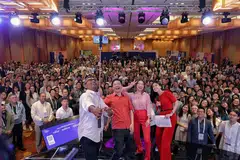 Perdana Menteri, Encik Lawrence Wong mengambil gambar wefie bersama peserta Forum Dasar Belia pada 24 Ogos. Bersama beliau di pentas ialah (dari kiri), moderator, Encik Yuvan Mohan, anggota NYC, Cik Teng Zi Ying dan anggota Inspirit NYC dan hos, Cik Elizabeth Neo.