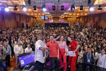 Perdana Menteri, Encik Lawrence Wong mengambil gambar wefie bersama peserta Forum Dasar Belia pada 24 Ogos. Bersama beliau di pentas ialah (dari kiri), moderator, Encik Yuvan Mohan, anggota NYC, Cik Teng Zi Ying dan anggota Inspirit NYC dan hos, Cik Elizabeth Neo.