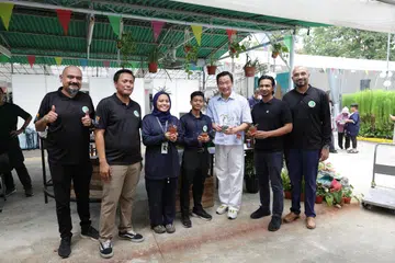 Setiausaha Parlimen Kanan (Undang-Undang merangkap Pembangunan Sosial dan Keluarga), Encik Eric Chua (tiga dari kanan), bersama Naib Presiden I Jamiyah, Encik Mohamad Hafidz Abdul Malik (dua dari kanan); Naib Presiden II Jamiyah merangkap Pengerusi Darul Islah, Encik Mohamed Sirajudin Mohamed Salman (kanan); Ketua Darul Islah, Encik Sanjiv Singh (kiri); dan Timbalan Ketua Darul Islah; Hairil Amrin (dua dari kiri), semasa acara rumah Darul Islah pada 31 Oktober.