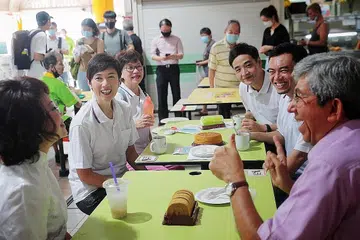 BERSAMA CALON PAP GRC JALAN BESAR: Dr Yaacob Ibrahim (kanan) minum bersama calon PAP di Pusat Makanan dan Pasar Beo Crescent, baru-baru ini. Bersama beliau ialah Dr Lily Neo (kiri) yang turut bersara daripada politik. - Foto BH oleh JASON QUAH 