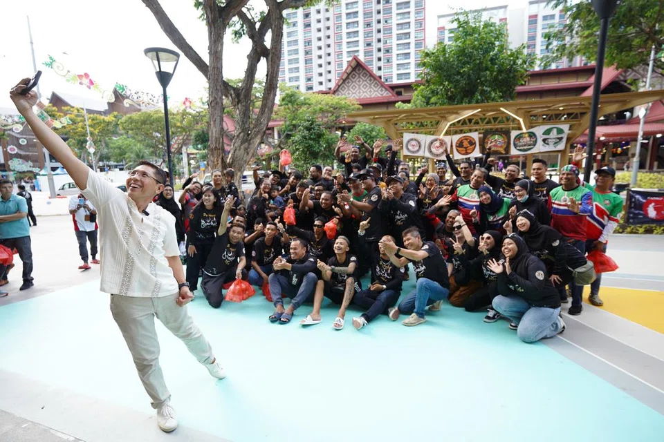 Menteri di Pejabat Perdana Menteri merangkap Menteri Kedua (Pendidikan dan Ehwal Luar), Dr Mohamad Maliki Osman, bergambar dengan anggota kumpulan Singapore Bikerz Inc.