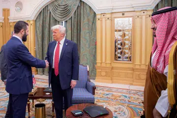 Gambar yang diedar oleh Istana Diraja Arab Saudi merakam detik Putera Mahkota Saudi, Mohammed bin Salman (kanan), memerhati Presiden Amerika Syarikat, Encik Donald Trump (tengah), berjabat tangan dengan Presiden sementara Syria, Encik Ahmed al-Sharaa, di Riyadh pada 14 Mei. 