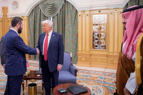 Gambar yang diedar oleh Istana Diraja Arab Saudi merakam detik Putera Mahkota Saudi, Mohammed bin Salman (kanan), memerhati Presiden Amerika Syarikat, Encik Donald Trump (tengah), berjabat tangan dengan Presiden sementara Syria, Encik Ahmed al-Sharaa, di Riyadh pada 14 Mei. 