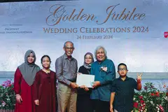 Encik Yusoff Mahmud (dua dari kanan) dan isteri, Cik Khatijah Mahat (tiga dari kanan), menerima sijil daripada Menteri Pembangunan Sosial dan Keluarga, Encik Masagos Zulkifli Masagos Mohamad, semasa Sambutan Perkahwinan Jubli Emas (GJWC) pada 24 Februari. Mereka diiringi anak dan dua cucu pasangan itu iaitu Cik Yasmin Darlinna Yusoff, Ain Nadirah Muhd Shahnizam dan Muhd Imran Muhd Shahnizam. 