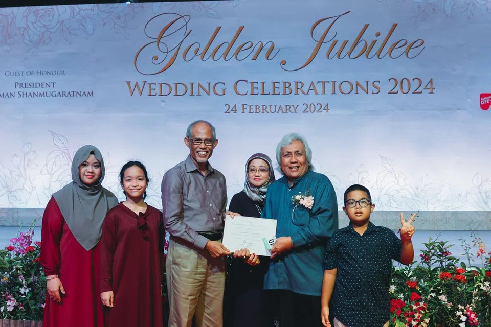 Encik Yusoff Mahmud (dua dari kanan) dan isteri, Cik Khatijah Mahat (tiga dari kanan), menerima sijil daripada Menteri Pembangunan Sosial dan Keluarga, Encik Masagos Zulkifli Masagos Mohamad, semasa Sambutan Perkahwinan Jubli Emas (GJWC) pada 24 Februari. Mereka diiringi anak dan dua cucu pasangan itu iaitu Cik Yasmin Darlinna Yusoff, Ain Nadirah Muhd Shahnizam dan Muhd Imran Muhd Shahnizam. 
