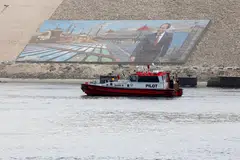 Sebuah bot melalui lukisan Presiden Mesir, Encik Abdel Fattah el-Sisi, di Terusan Suez, Ismailia, Mesir, pada 31 Julai 2025.