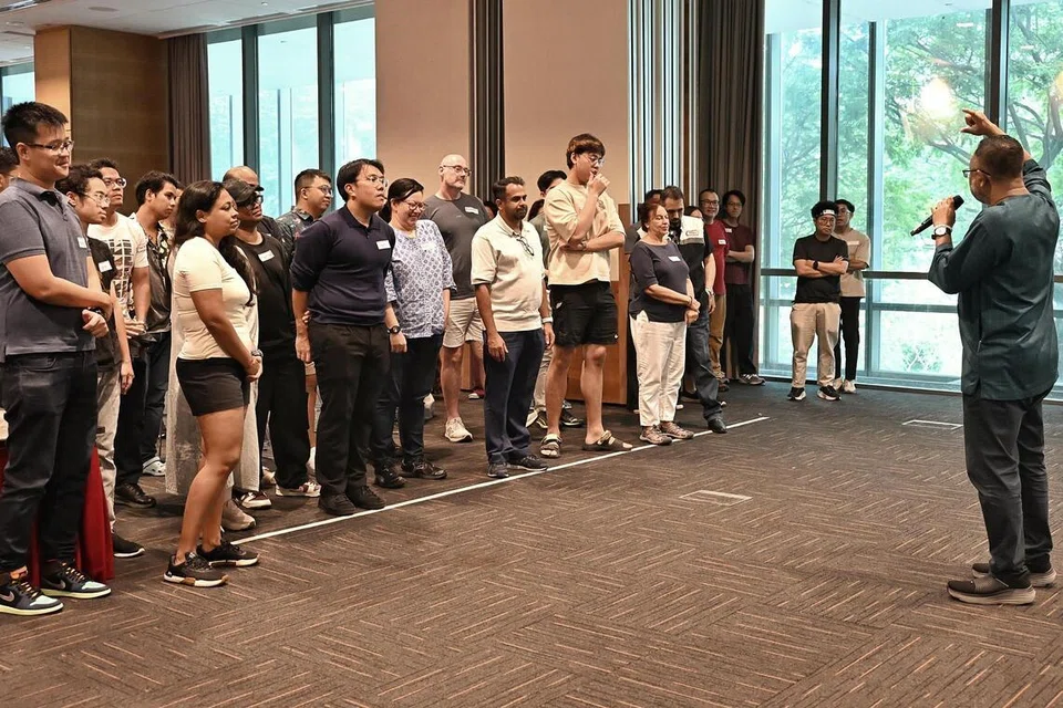 Pengarah Pengasas dan Fasilitator Utama, Dialogue Centre Limited, Encik Mohamed Imran Mohamed Taib, memimpin kegiatan. Peserta dibahagikan dalam kumpulan berdasarkan bilangan rakan rapat daripada kaum berlainan yang mereka ada.