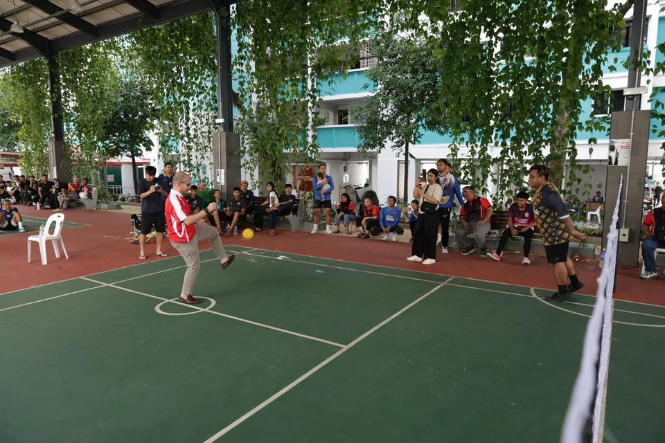 Setiausaha Parlimen Kanan (Pendidikan merangkap Pembangunan Negara), Dr Syed Harun Alhabsyi (kiri) melakukan tendangan ringan bersama peserta Pertandingan Sepak Takraw Amal pada 26 Julai.