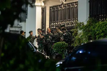 Anggota Tentera Nasional Indonesia (TNI) berkawal di hadapan kediaman Penolong Peguam Negara bagi Jenayah Khas, Febrie Ardiansyah, di Kebayoran Baru, Jakarta, pada 8 Julai 2026. TNI menjelaskan penugasan itu dibuat atas permintaan rasmi Pejabat Peguam Negara mengikut Peraturan Presiden No. 66/2025 bagi melindungi pegawai pendakwa raya, sambil menegaskan ia tidak mempunyai kaitan dengan siasatan polis terhadap kes rasuah perolehan arang batu melibatkan PLN yang mengakibatkan kerugian negara dianggarkan 5 trilion rupiah (S$395 juta)