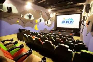 KERUSI WARNA-WARNI: Dewan yang dinamakan Dreamers ini mengurangkan tahap pancaran cahaya dan suara serta memberikan sentuhan sinaran yang lebih lembut di dalam dewan, demi menyuntik suasana yang lebih nyaman. - Foto SHAW