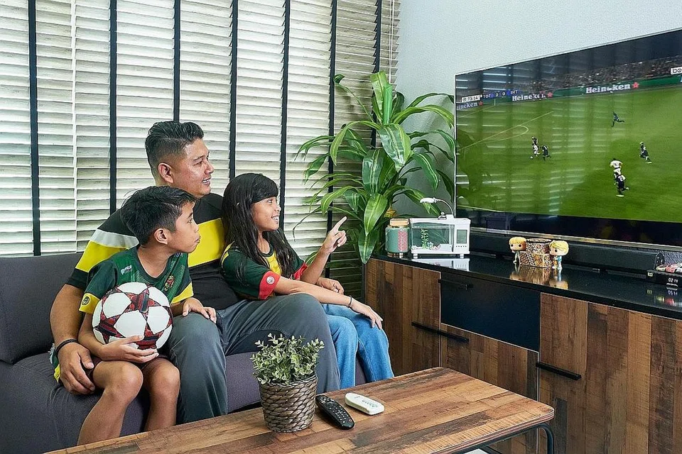 WAKTU BERHARGA: Apabila mempunyai peluang pulang ke Singapura, Aidil (tengah) akan meluangkan masanya bersama kedua-dua anaknya - Aizac Hayden (kiri) dan Alivia. - Foto BH oleh ROSLEE ABDUL RAZAK
