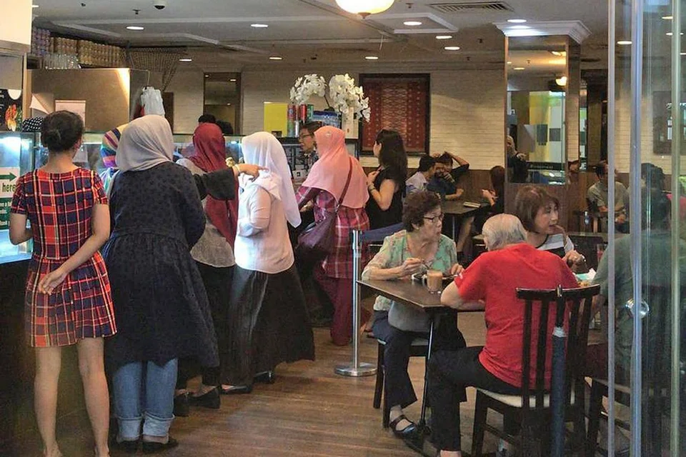 KE ARAH LEBIH SIHAT: Restoran Pu3 telah mencampurkan 80 peratus nasi beras biasa dengan 20 peratus nasi beras campur sebagai langkah menggalak pemakanan yang lebih sihat. - Foto RESTORAN PU3