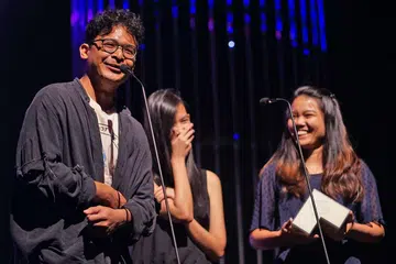 ANIMASI PENIUP SEMANGAT: Lulusan Maktab Seni Lasalle, Encik Mirza Jaafar (kiri) berkongsi kejayaan filem animasi 'Big Top Dreams' bersama rakan-rakannya, Cik Amanda Chee (tengah) dan Cik Soh Fia. Filem tentang mengatasi rasa gentar dan halangan dalam kehidupan itu memenangi Anugerah Filem Animasi Terbaik di Anugerah Filem Belia Kebangsaan (NYFA) baru-baru ini. - Foto *SCAPE