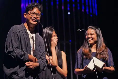 ANIMASI PENIUP SEMANGAT: Lulusan Maktab Seni Lasalle, Encik Mirza Jaafar (kiri) berkongsi kejayaan filem animasi 'Big Top Dreams' bersama rakan-rakannya, Cik Amanda Chee (tengah) dan Cik Soh Fia. Filem tentang mengatasi rasa gentar dan halangan dalam kehidupan itu memenangi Anugerah Filem Animasi Terbaik di Anugerah Filem Belia Kebangsaan (NYFA) baru-baru ini. - Foto *SCAPE
