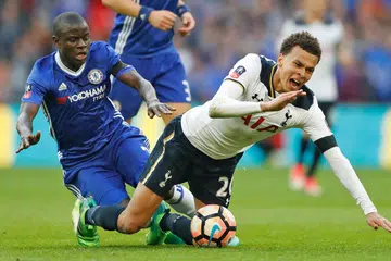 YANG TERBAIK: Pemain Chelsea, N'Golo Kante (kiri), berebut bola dengan pemain Tottenham Hotspur, Dele Alli, dalam perlawanan separuh akhir Piala FA di Stadium Wembley Sabtu lalu. - Foto REUTERS
