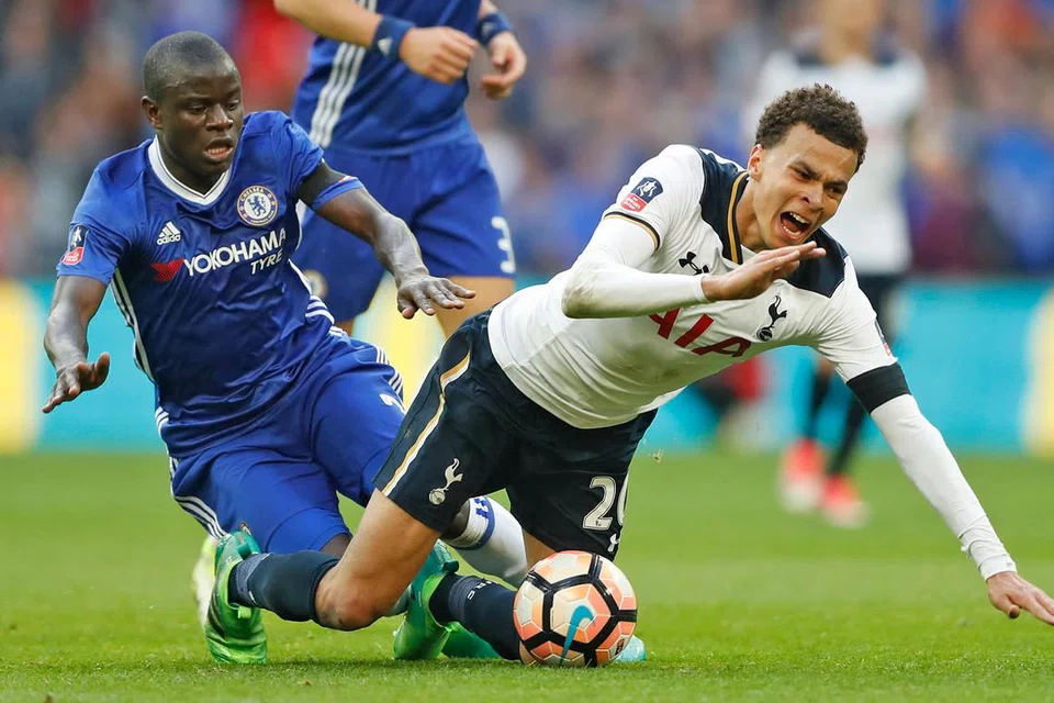 YANG TERBAIK: Pemain Chelsea, N'Golo Kante (kiri), berebut bola dengan pemain Tottenham Hotspur, Dele Alli, dalam perlawanan separuh akhir Piala FA di Stadium Wembley Sabtu lalu. - Foto REUTERS