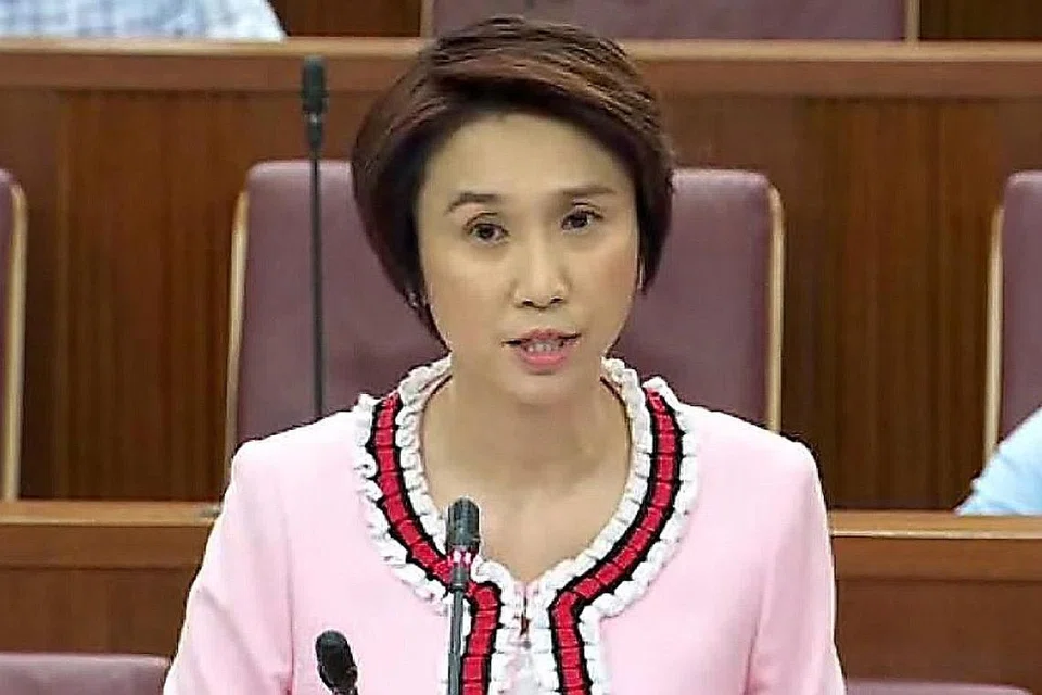 DIJANGKA BERKURANGAN: Cik Low Yen Ling (atas) berkata inflasi teras Singapura dijangka meningkat pada separuh pertama tahun ini, sebelum berkurangan pada akhir tahun. - Foto-foto fail