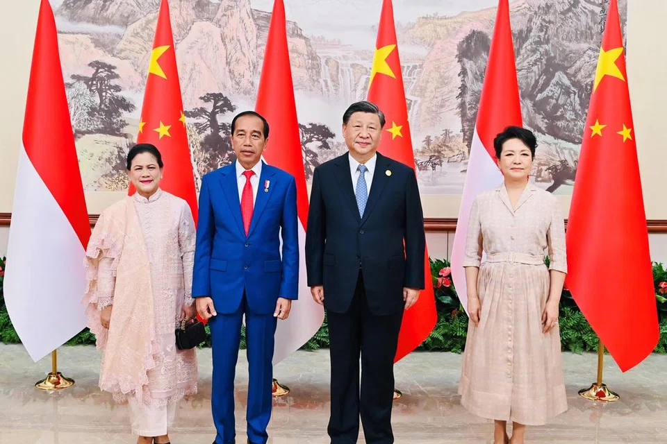 TARIK PELABURAN: Presiden Indonesia, Encik  Joko Widodo (dua dari kiri), dan isterinya, Cik Iriana Widodo, bergambar dengan Presiden China, Encik  Xi Jinping dan isterinya, Cik Peng Liyuan, semasa pertemuan mereka di Chengdu, China, pada 27 Julai.