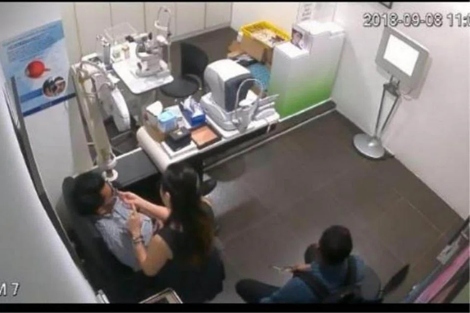 RAKAM VIDEO BAWAH SKIRT: Pegawai yang sedang duduk dekat Datuk Azis Jamman semasa Timbalan Menteri Dalam Negeri itu sedang menjalani pemeriksaan mata ditangkap merakam video bawah skirt petugas wanita di sebuah kedai cermin mata.