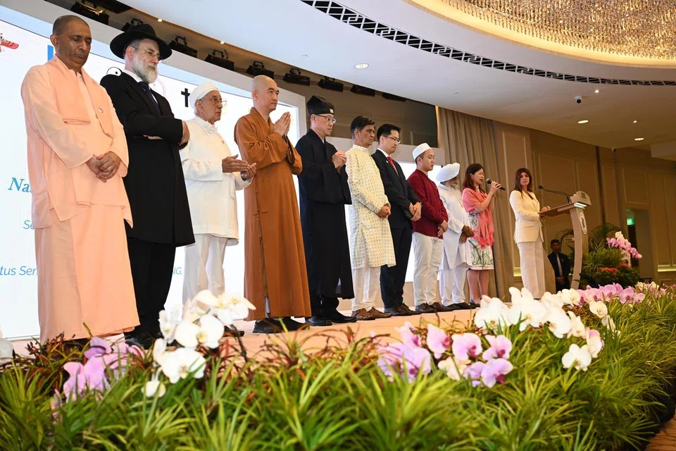 Seramai 10 pemimpin agama daripada agama berlainan bergilir-gilir membacakan permohonan masing-masing semasa Majlis Memperingati Hari Kebangsaan IRO di Hotel Fullerton pada 22 Ogos.