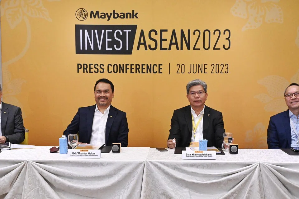 TARIK PELABURAN: Presiden Kumpulan & CEO Maybank, Datuk Khairussaleh Ramli (dua dari kanan); bersama (dari kanan) CEO Maybank Singapore, Dr John Lee Hin Hock; CEO Kumpulan Perbankan Global Maybank, Datuk Muzaffar Hisham; dan CEO Kumpulan Perbankan Pelaburan Maybank, Encik Michael Oh-Lau. Maybank merancang melabur lebih banyak ke arah pembangunan keupayaan baru dalam teknologi dan bakat. 