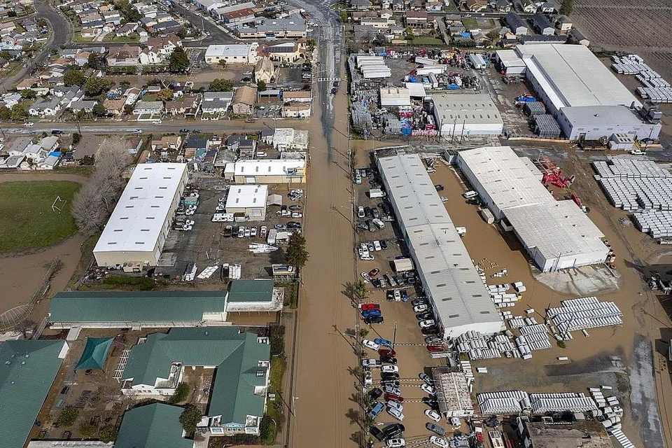 DINAIKI AIR: Sebahagian kawasan bandar Pajaro di California Utara dinaiki air selepas ribut yang membawa hujan lebat melanda kawasan itu. - Foto EPA-EFE