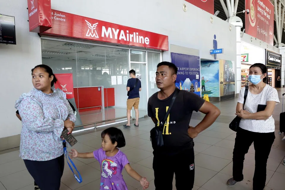 PENUMPANG TERKANDAS: Beberapa penumpang penerbangan MYAirline yang terkandas di Lapangan Terbang Antarabangsa Kota Kinabalu, Sabah pada Khamis, melahirkan rasa tidak puas hati berikutan penggantungan operasi mengejut oleh syarikat penerbangan itu.