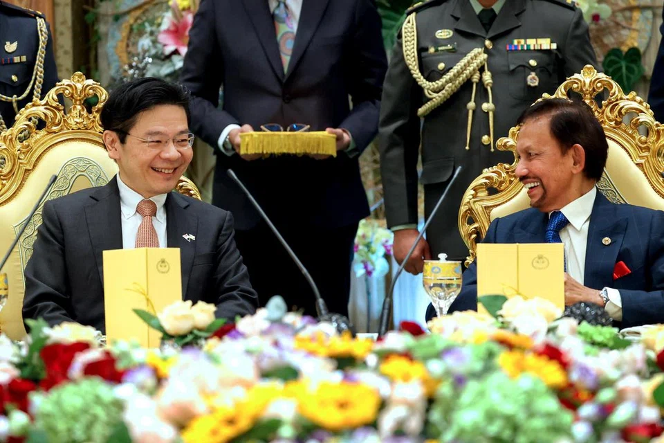 Dalam lawatannya ke Brunei, Perdana Menteri, Encik Lawrence Wong (kiri), dihoskan jamuan tengah hari oleh Sultan Brunei, Sultan Hassanal Bolkiah, di Istana Nurul Iman pada 11 Jun.  
