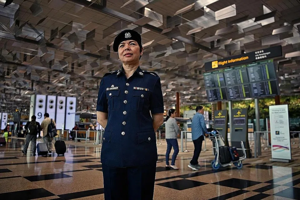 SEGAK DAN CEKAP: Sarjan (SGT) Siti Rafiedah Mohd Rasid, Inspektor Balai Kanan (SSI) Noor Aishah Mohd Ali (atas) dan Sarjan (SGT) (V) Siti Zuraily Zainal merupakan antara pegawai polis wanita yang sedia bertugas. - Foto BM oleh SAHIBA CHAWDHARY, CHONG JUN LIANG DAN ALPHONSUS CHERN
