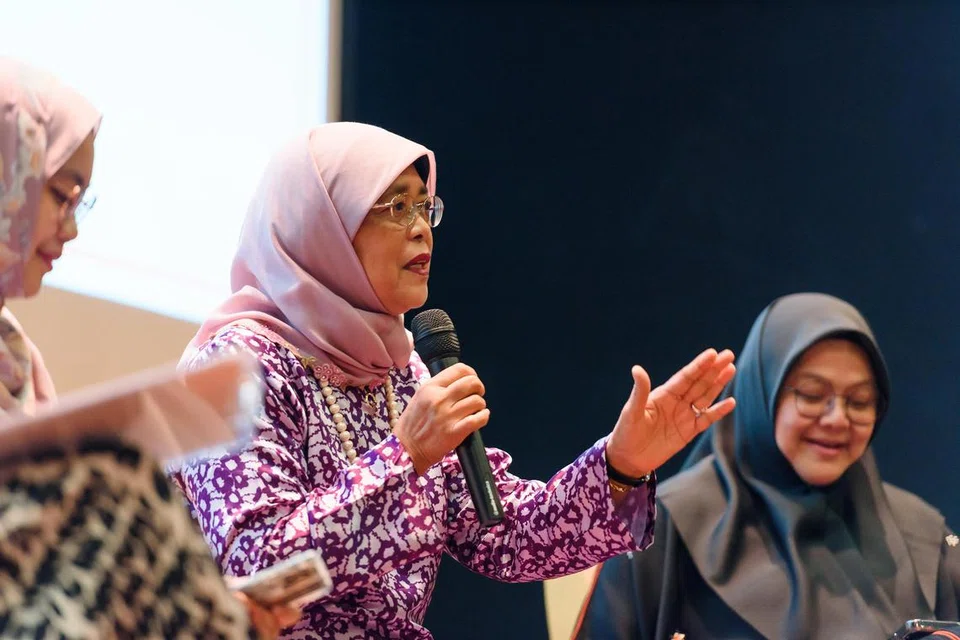 Mantan Presiden, Puan Halimah Yacob, di forum ‘Dengan Kesulitan Ada Kemudahan’, di Persidangan Muslimah 2024 anjuran Masjid Al-Falah berkongsi sebahagian amalannya, termasuk berusaha membaca Al-Quran setiap hari.
