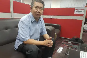 SENDIRI TERKEJUT: Encik Salahuddin Ayub sendiri terkejut menang dengan majoriti 28,000 lebih setelah beliau tewas dengan 3,226 undi dalam Pilihan Raya Umum ke -13 di kawasan Pulai. - Foto BM oleh CHAIRUL FAHMY HUSSAINI