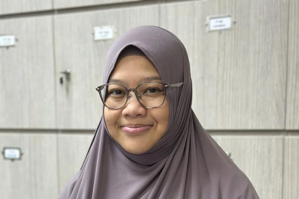 Ustazah Azlinah Abdul Aziz, salah seorang asatizah yang menghadiri bengkel Tajwid sebagai satu program pembangunan asatizah di Perdaus, bersama set buku asas Qur’anic Literacy baru Madrasah Perdaus.