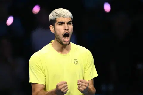 Carlos Alcaraz meraikan kemenangan selepas memenangi perlawanan separuh akhir menentang Felix Auger-Aliassime dari Canada di kejohanan tenis ATP Finals di Turin pada 15 November 2025.