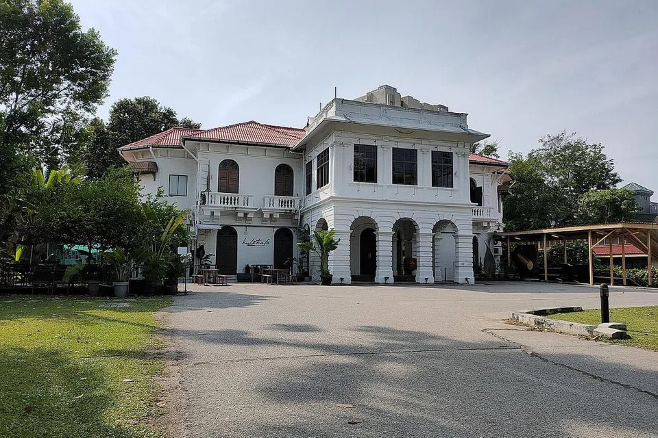 ISTANA SIAK: (Gambar atas) Sebuah lagi istana lama yang masih wujud yang terletak di Upper Wilkie Road (di belakang Peace Centre). Ia pernah menjadi milik kerabat Raja Siak, Syed Hashim Kassim.