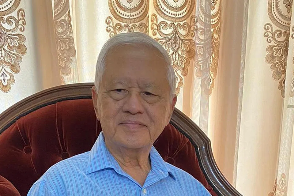 CETUSAN IDEA: Pengerusi Jawatankuasa Penerbitan, Encik Wan Hussin Zoohri atau mesra dengan panggilan Pak Wan, mengusulkan idea pembikinan buku Sang Nila Utama & Tun Seri Lanang - Singapore Last Malay Schools.