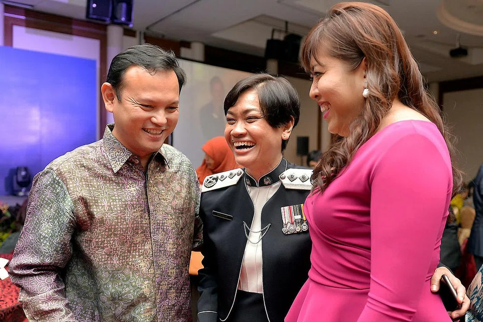 KONGSI SAAT GEMBIRA: Anggota Parlimen GRC Chua Chu Kang, Encik Zaqy Mohd, dan isteri, Cik Haryane Mustajab, beramah mesra bersama Cik Zuraidah. - Foto M.O. SALLEH 