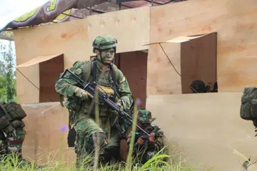 Komando Angkatan Bersenjata Singapura (SAF) berlatih bersama rakan sejawatan dari Indonesia semasa Latihan Chandrapura.