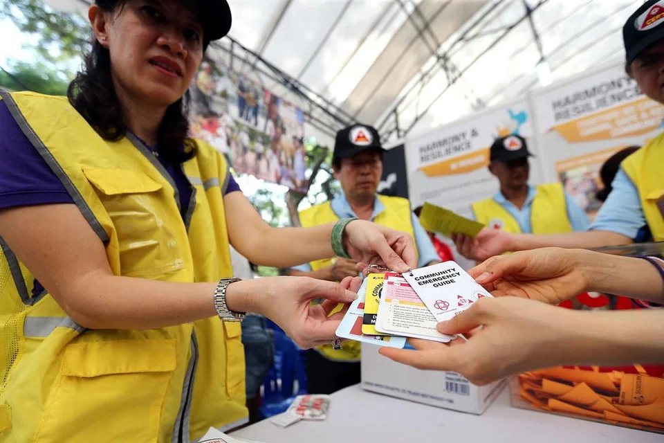 KAD KECEMASAN: Sekumpulan kad, yang menyenaraikan semua talian kecemasan yang perlu diketahui penduduk termasuk talian kecemasan gangguan tailong dan dikenali sebagai Panduan Kecemasan Masyarakat, dilancarkan pada Hari Persediaan Kecemasan (EP) di Jurong Spring kelmarin. - Foto ZAOBAO